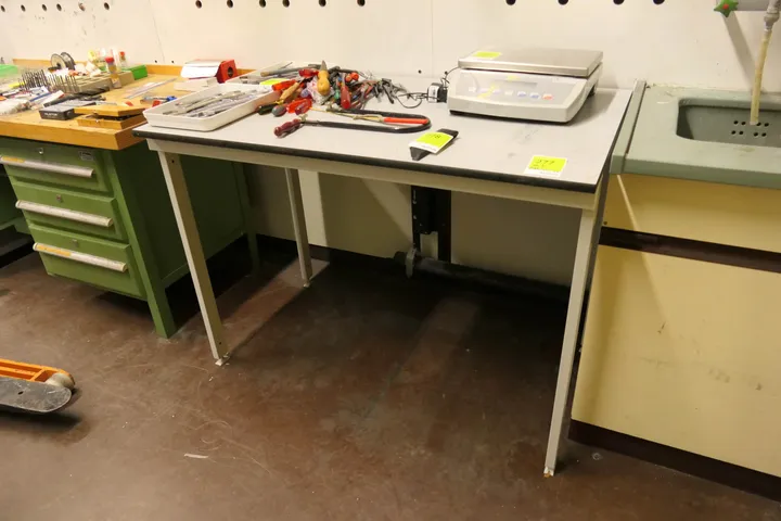 Tisch, ohne Inhalt Maße in cm ca.: 120 x 75 x 85